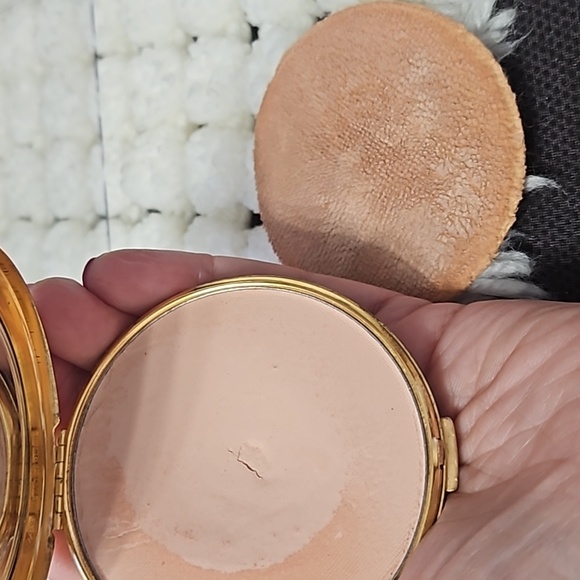 Vintage Elizabeth Arden 1960 Goldtone powder compact, 2.75 " made in Switzerland - Picture 8 of 9